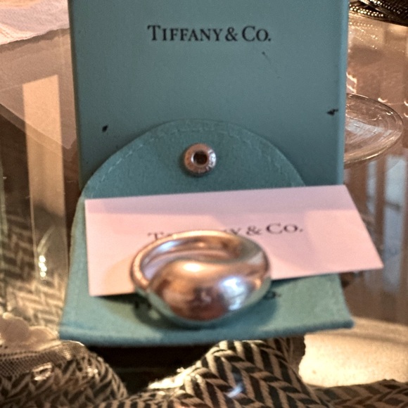 Tiffany & Co Eternal Circle
Infinity Pendant Extra Large - Picture 5 of 10